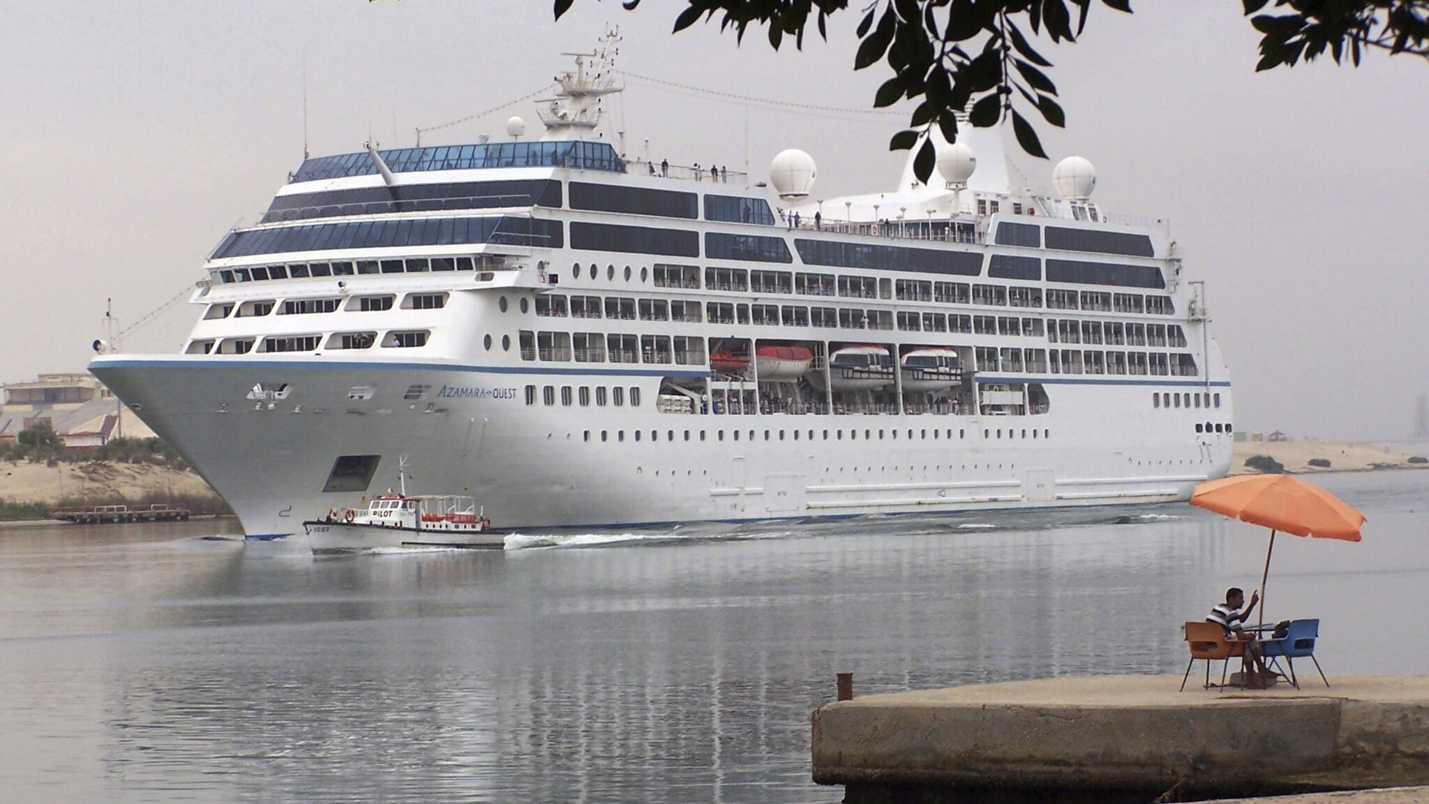La lussuosa nave della compagnia americana Royal Caribbean International è alla deriva al largo delle Filippine per un incendio scoppiato nella sala macchine che ha provocato il ferimento di cinque membri dell’equipaggio. A bordo 600 ospiti tra americani ed europei.