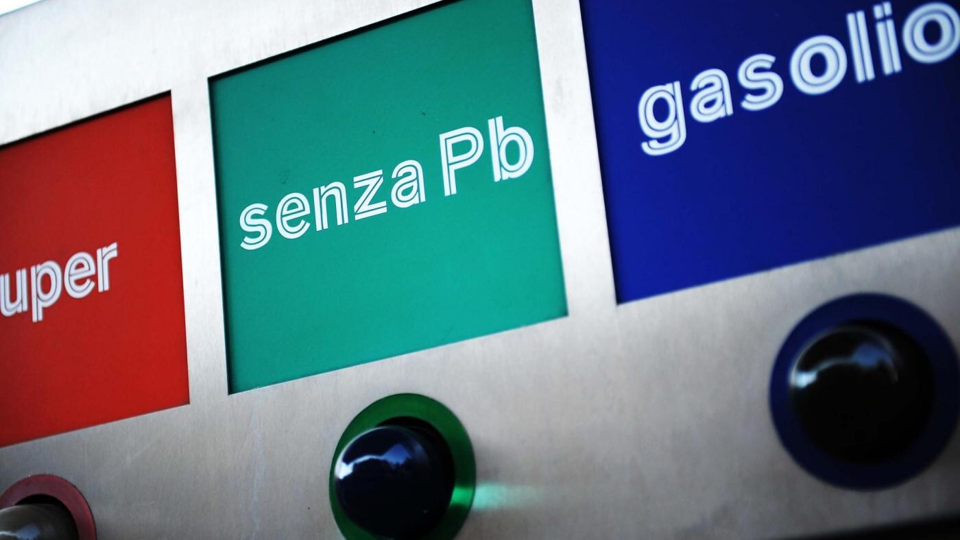 col carburante ad un passo dai 2 euro al litro le fiamme gialle si attivano