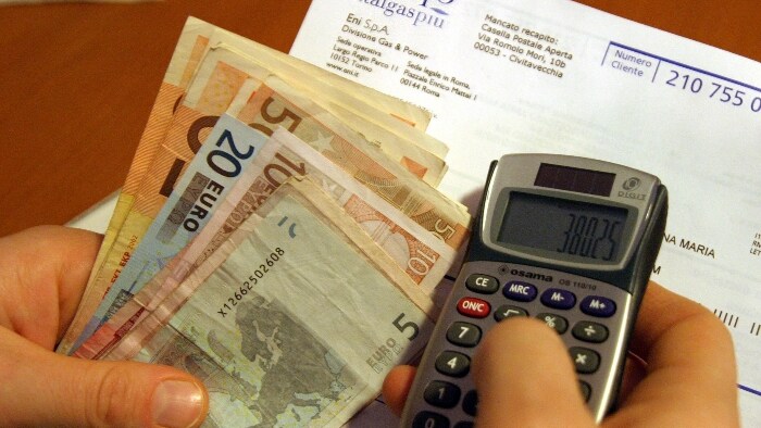 Dal primo ottobre scatta l’incremento dei prezzi di gas ed energia elettrica stabilito dall’Autorità per l’energia: le famiglie italiane pagheranno 14 euro in più per il gas e 7,6 euro in più per l’energia elettrica.