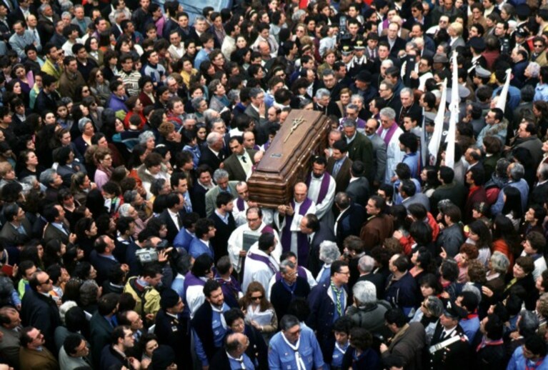 Era il 19 marzo del 1994, quando veniva assassinato nella sagrestia della sua Chiesa Don Giuseppe Diana, simbolo dell'impegno e della lotta contro le mafie in quella terra amara in cui nacque e morì, Casal di Principe.