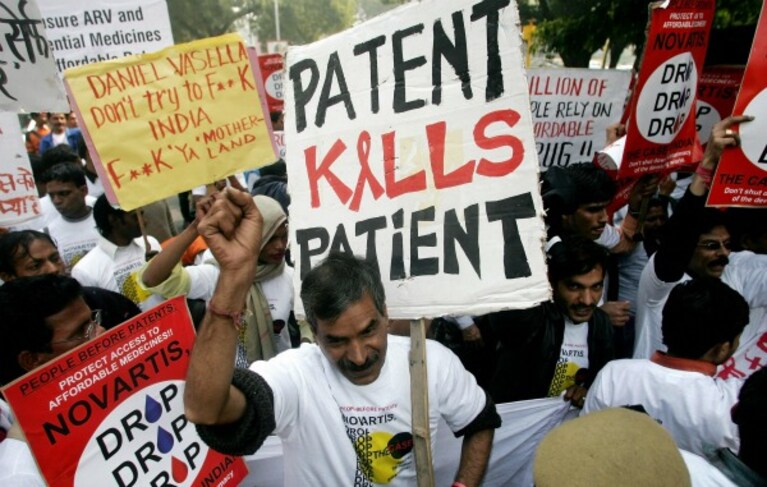 Medici Senza frontiere ribadisce la sua massiccia opposizione alla causa legale portata avanti da sei anni dal colosso dei farmaci Novartis contro l India, una guerra dei brevetti farmaceutici che rischia di rendere impossibile l accesso di medicinali salva vita a milioni di persone nei paesi in via di sviluppo.