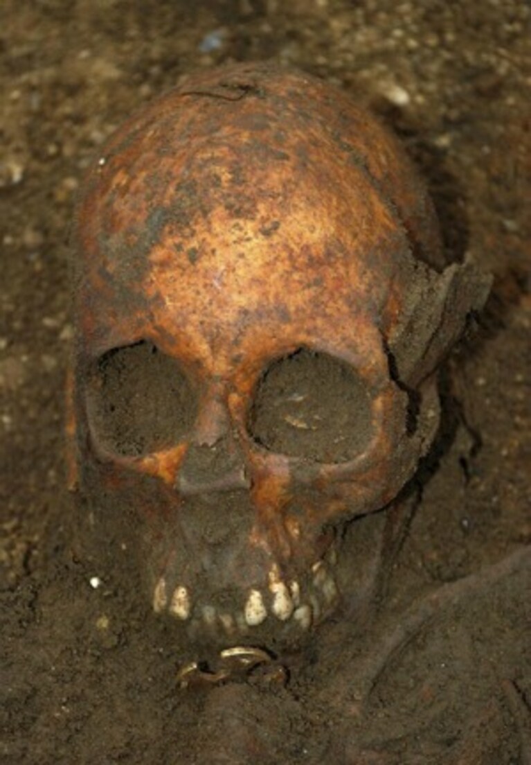 Lo scheletro di un adolescente vissuta nel VII secolo d. C., presumibilmente di elevato rango sociale, è stato ritrovato dagli archeologi adagiato su un letto in legno in una ricca sepoltura, in un villaggio nei pressi di Cambridge. Si aprono nuove prospettive nello studio della diffusione del cristianesimo nell isola britannica.