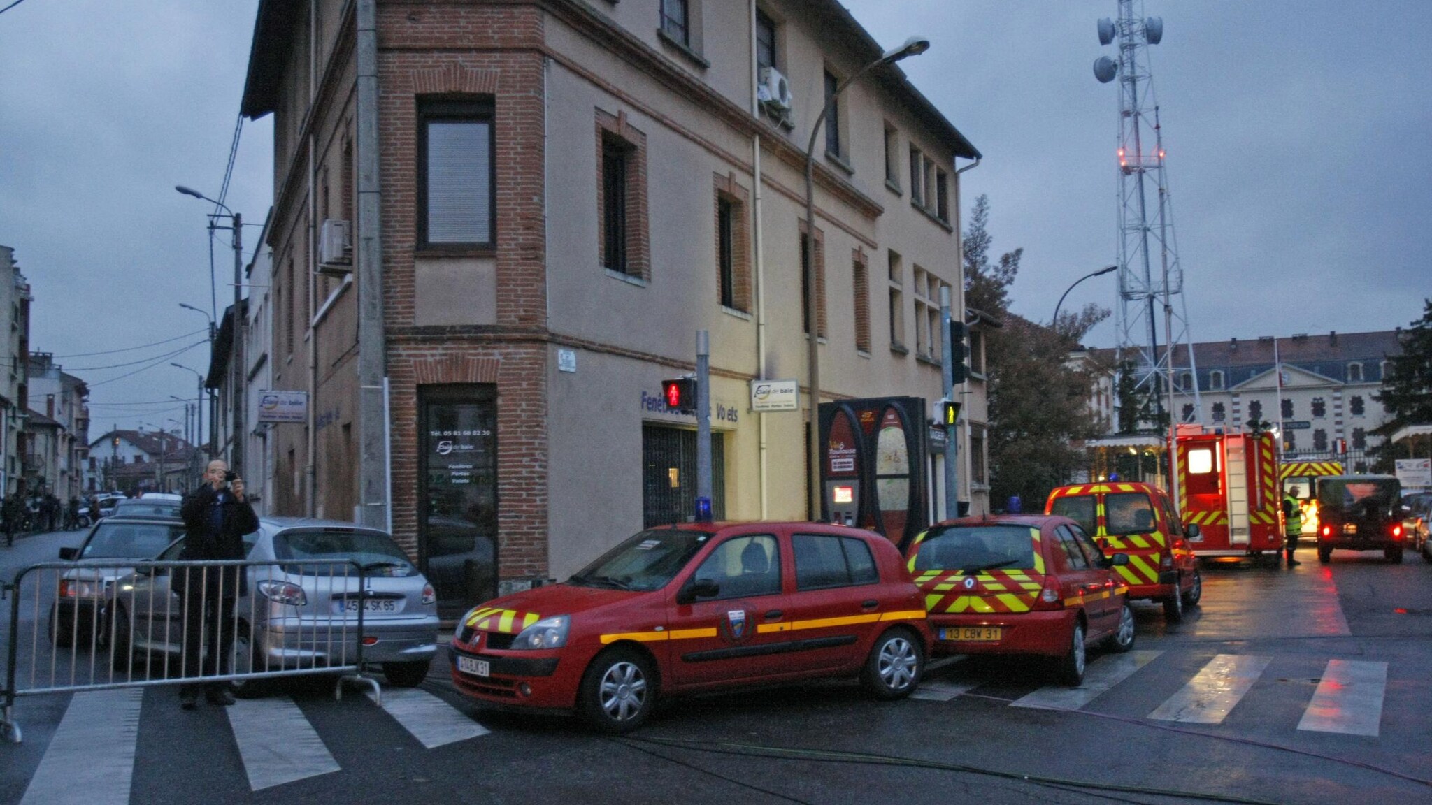 Avrebbe colpito la scuola ebraica per vendicare i bambini palestinesi e i militari di Tolosa e di Mountauban a causa degli interventi dell’Esercito all’estero. Sarkozy:”Lo voglio vivo”.
