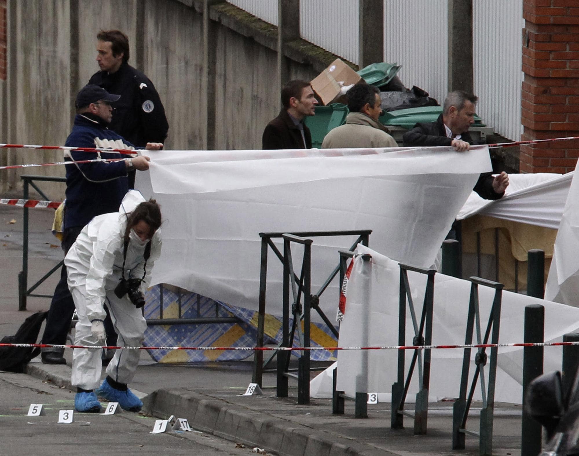 Stamane un uomo ha aperto il fuoco dinanzi alla scuola ebraica “Ozar Hatora” uccidendo quattro persone. Il presidente francese si è recato sul luogo della strage per far visita alle famiglie delle vittime.
