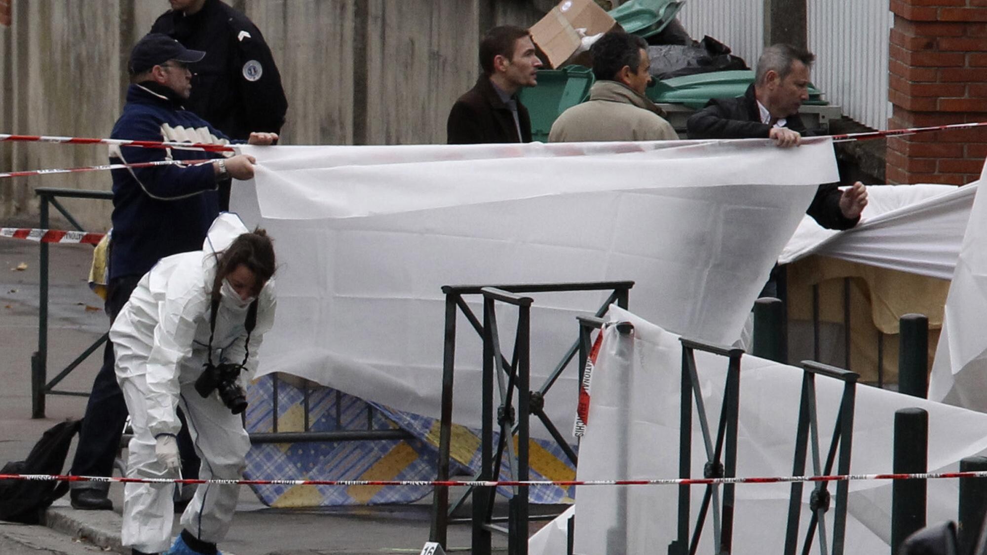 Stamane un uomo ha aperto il fuoco dinanzi alla scuola ebraica “Ozar Hatora” uccidendo quattro persone. Il presidente francese si è recato sul luogo della strage per far visita alle famiglie delle vittime.