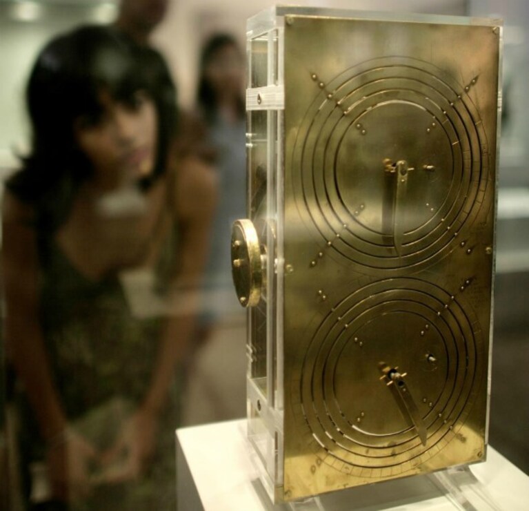 Scoperta casualmente più di un secolo fa, a circa 40 metri di profondità, nel relitto di un antica nave affondata nel I secolo a. C., assieme a numerosi e preziosissimi altri reperti è la macchina di Anticythera, il più antico calcolatore meccanico che conosciamo che ci rivela, ancora una volta, la meraviglia dei nostri antenati greci.