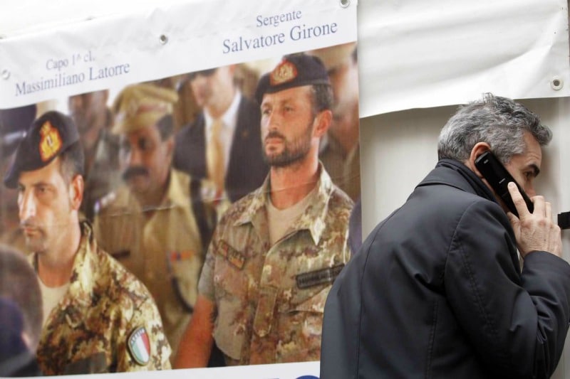 Dopo il trasferimento in carcere per Latorre e Girone e la richiesta dell’Italia all’Ue, la portavoce di Catherine Asthon ha fatto sapere che l’Europa si sta attivando per una “soluzione soddisfacente”. La tensione tra i due Paesi resta alta, Giulio Terzi ha protestato contro l’ambasciatore indiano a Roma mentre Monti ha telefonato al premier Singh.