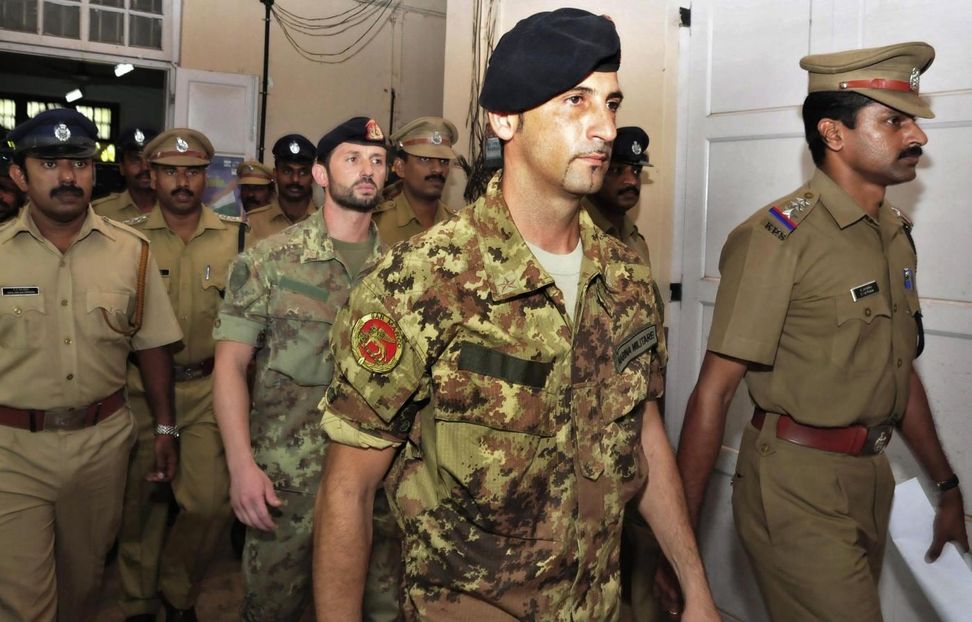 Ai due marò italiani detenuti in India con l accusa di aver ucciso due pescatori è stata riservata una struttura distaccata dal carcere comune, nella quale potranno continuare ad indossare la propria divisa sono trattati con dignità e rispetto ha dichiarato il sottosegretario agli Esteri. Ma ora bisogna aspettare la prova balistica.