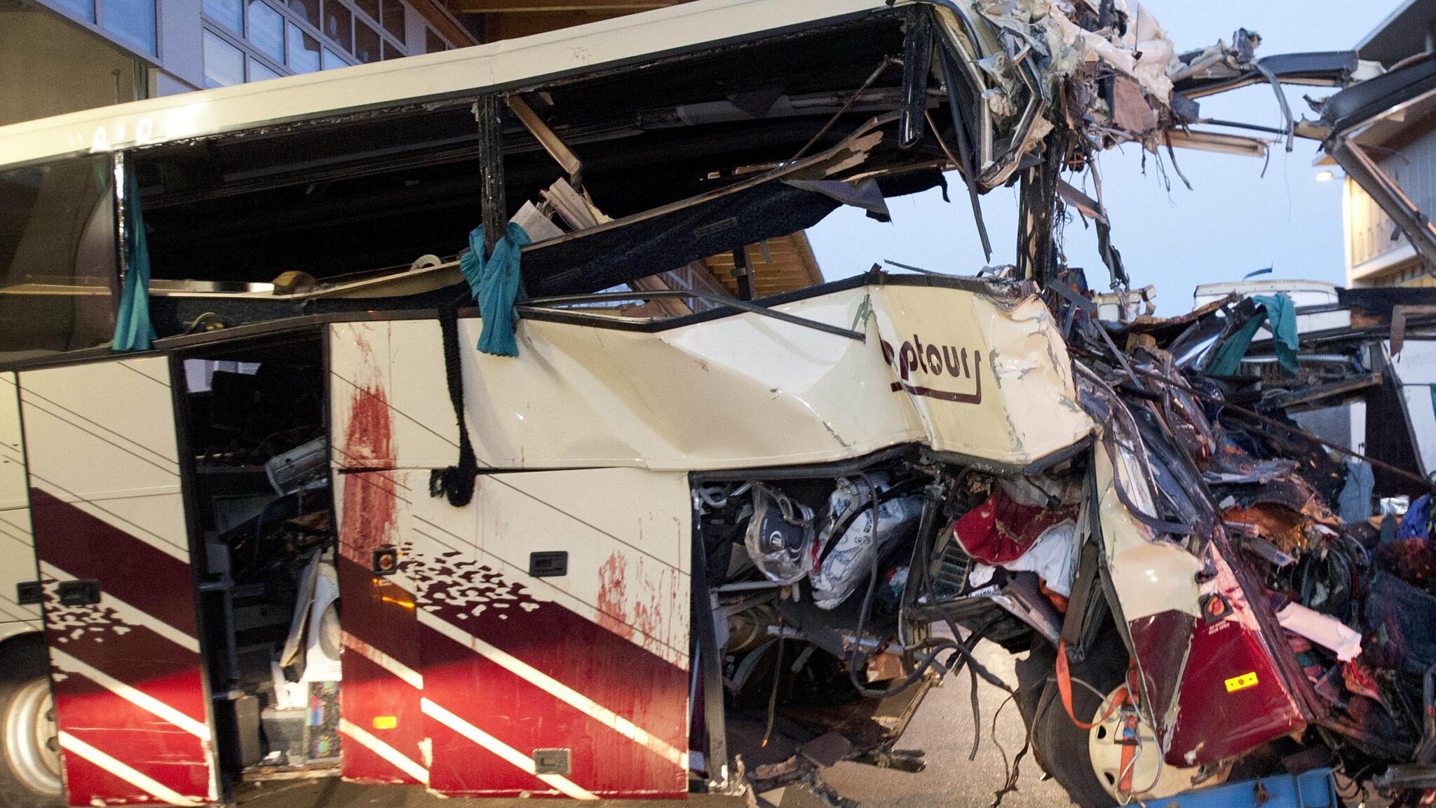A due giorni dall’incidente che ha ucciso 28 persone di ritorno in Belgio, gli inquirenti valutano le cause dell’impatto mentre la stampa svizzera si interroga sulla sicurezza delle strade e dei tunnel del Paese.