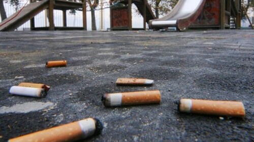 ogni girno gettiamo 72mila sigarette e ora le citta italiane si attivano con le multe