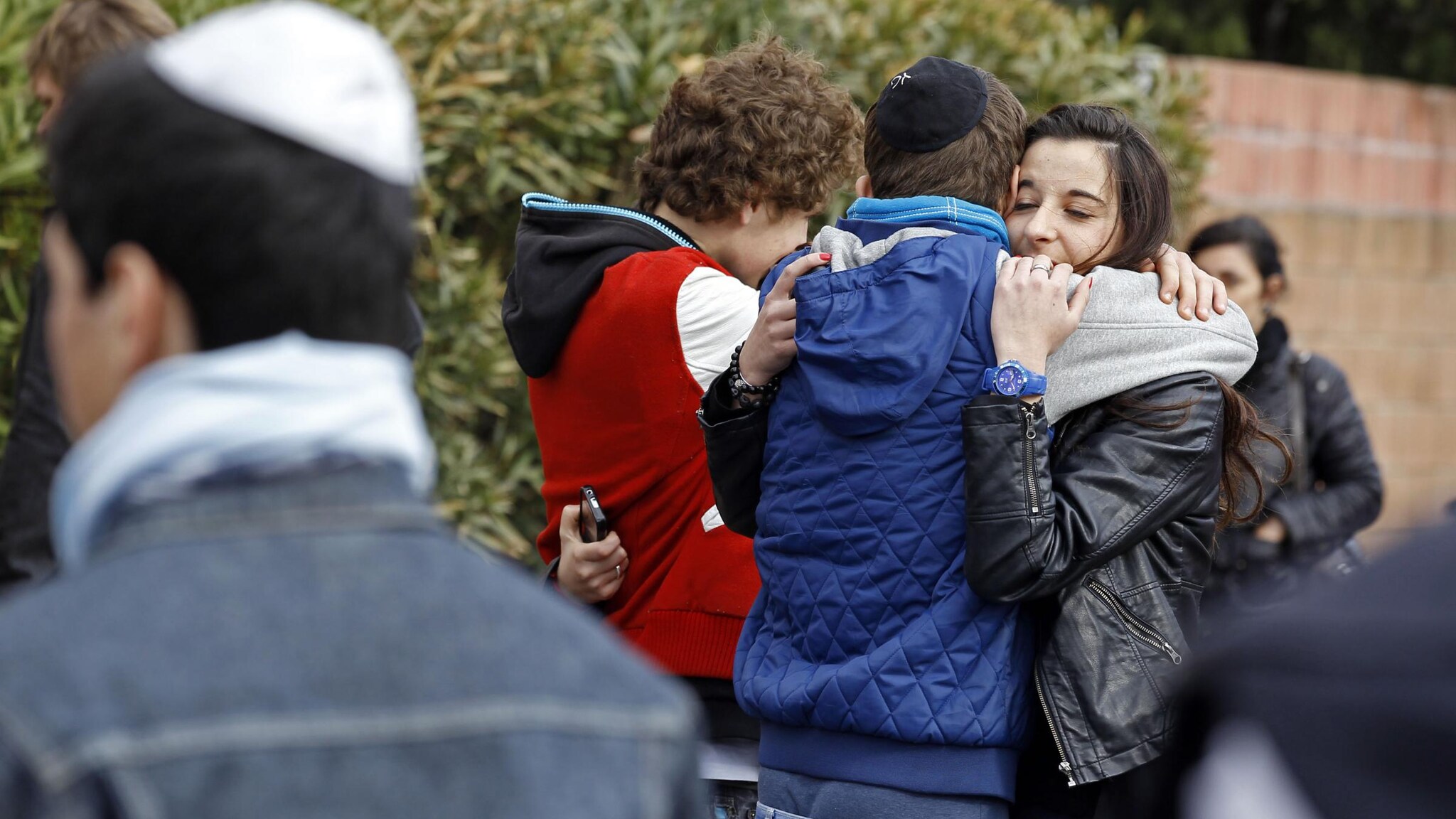 Un dettaglio raccapricciante che rende ancora più cruda la strage avvenuta ieri dinanzi alla scuola ebraica. Il killer non è stato ancora identificato ma la Francia oggi si ferma per commemorare le quattro vittime della sua follia omicida.