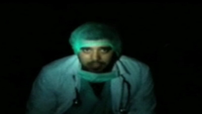 Marie Colvin e Remi Ochlik sono morti durante un bombardamento a Homs lo scorso 22 febbraio, nel video diffuso dagli attivisti siriani vengono mostrati i corpi seppelliti nel quartiere di Baba Amr, “roccaforte ribelle tornata sotto il controllo dell’esercito di Damasco”.