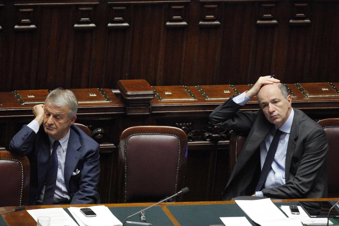 Con l'aumento dei costi delle bollette di luce e gas il Governo si interroga sulle azioni di contrasto, ma non c'è accordo sugli incentivi alle fonti rinnovabili che se per Passera influiscono troppo sulle bollette della famiglie per Clini invece sono un investimento sul futuro.