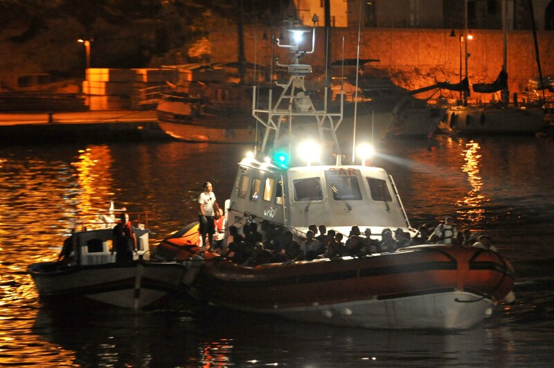 Ieri un barcone di 48 persone è stato soccorso a largo dell’isola di Lampedusa: sono stati questi profughi, giunti a terra, a raccontare il dramma alle autorità: dieci dei loro compagni sarebbero morti durante la traversata.