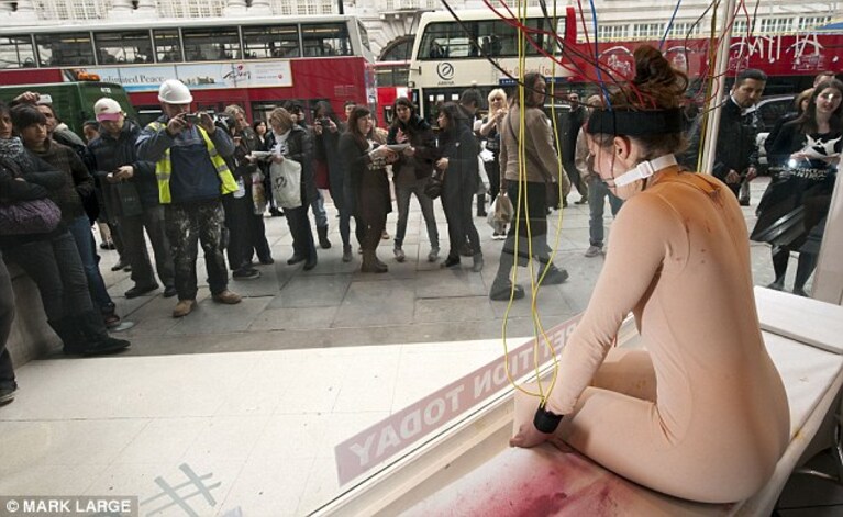 La campagna della Lush mostra, attraverso una violenta performance, ciò che accade nei laboratori nei quali si sperimentano i cosmetici sugli animali. Una 24enne inglese si è messa in vetrina per dieci lunghe ore inorridendo i passanti.