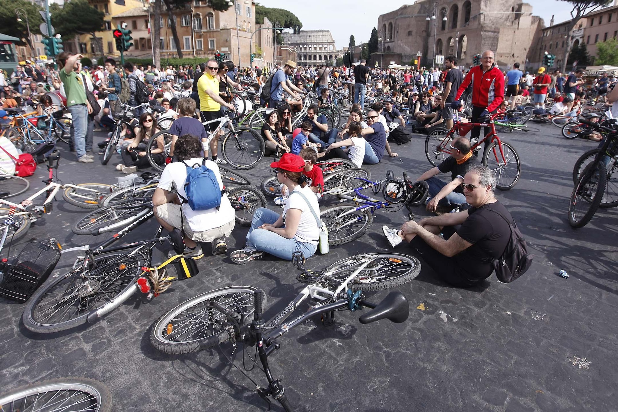 Sono arrivati in migliaia a Roma e chiedono maggiore sicurezza e una città a misura di bici. La manifestazione ai Fori Imperiali procede, con musica e senza bandiere politiche, in contemporanea con quella di Londra.