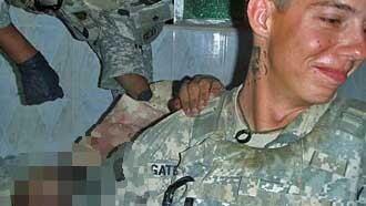 Sono foto del 2010 pubblicate oggi dal Los Angeles Times nonostante il Pentagono avesse chiesto di non farlo. I soldati americani appaiono sorridenti accanto ai resti di alcuni kamikaze, braccia e gambe mostrate come trofei.
