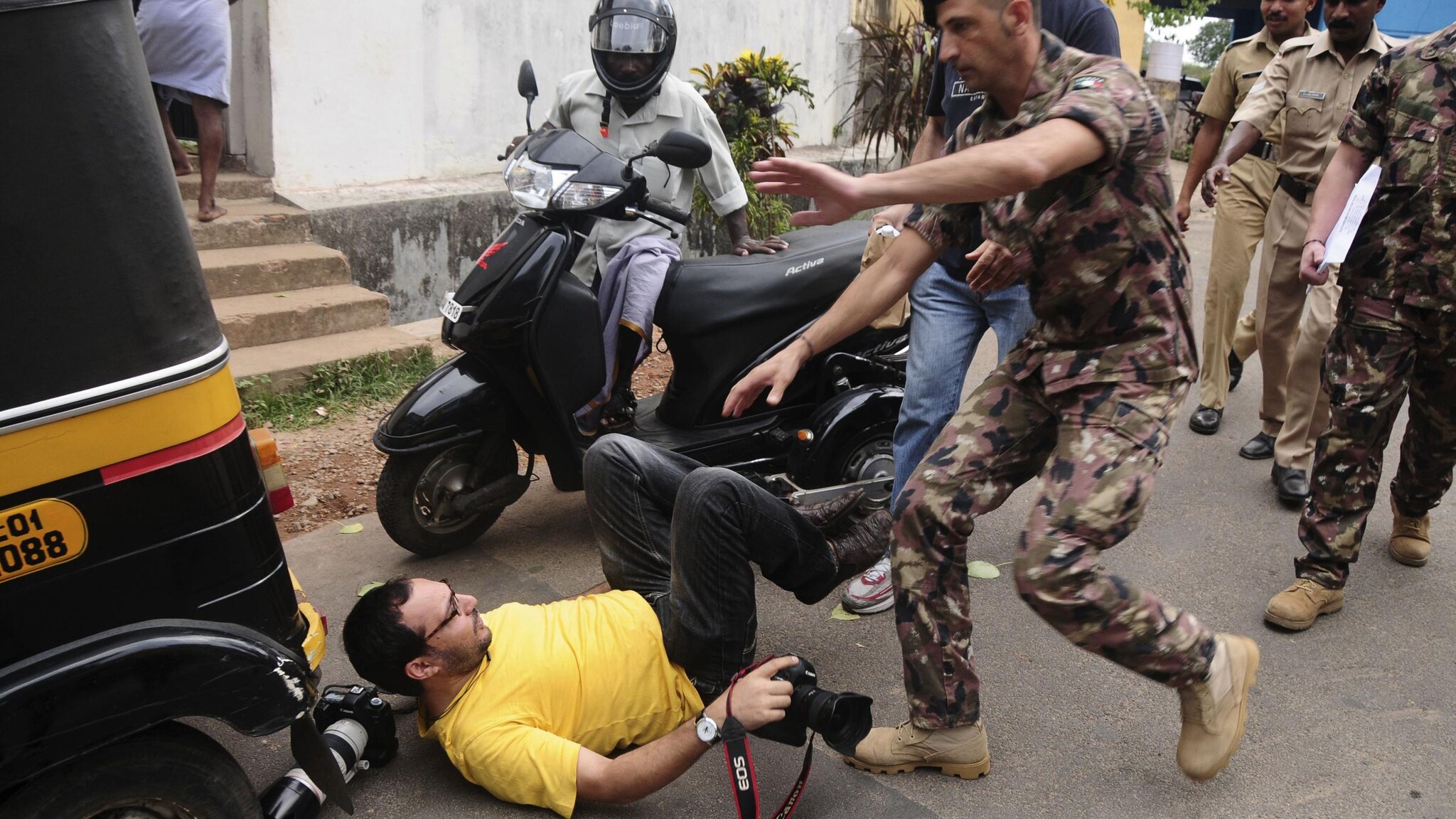 La stampa indiana etichetta così Massimiliano Latorre che, sabato mattina, ha salvato un fotoreporter da un pericolo. Intanto altre buone notizie arrivano dall’India dove la Corte Suprema ha accolto il ricorso italiano.