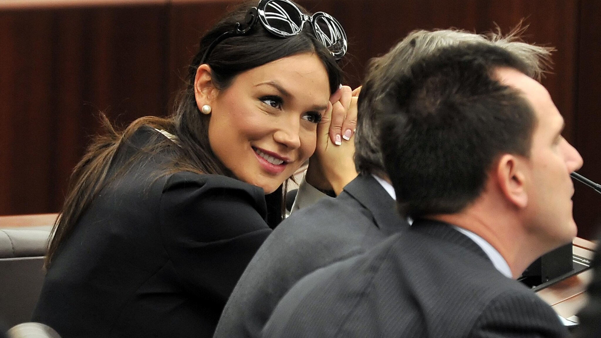 Nicole Minetti, in questa telefonata, parla con l’amica Melania Tumini per “briffare” sulle “varie tipologie di persone” che incontrerà ad Arcore: “Ne vedi di ogni, c’è gente per cui è l’occasione della vita”.