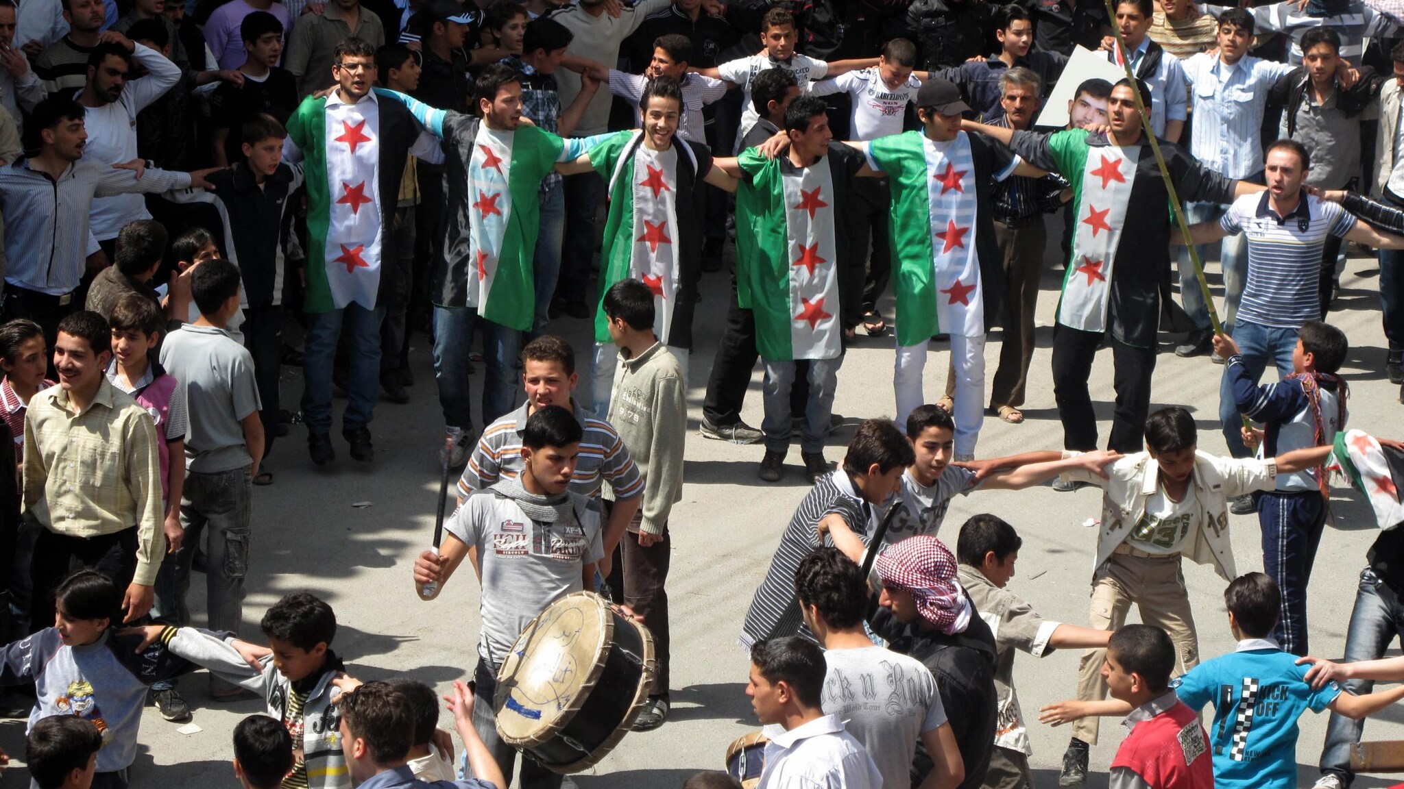 Secondo quanto si apprende dal Palazzo di Vetro arriveranno in Siria 300 osservatori col compito di supervisionare il rispetto del cessate il fuoco in vigore dal 12 aprile. Intanto, però, il sangue di civili e soldati continua a scorrere.