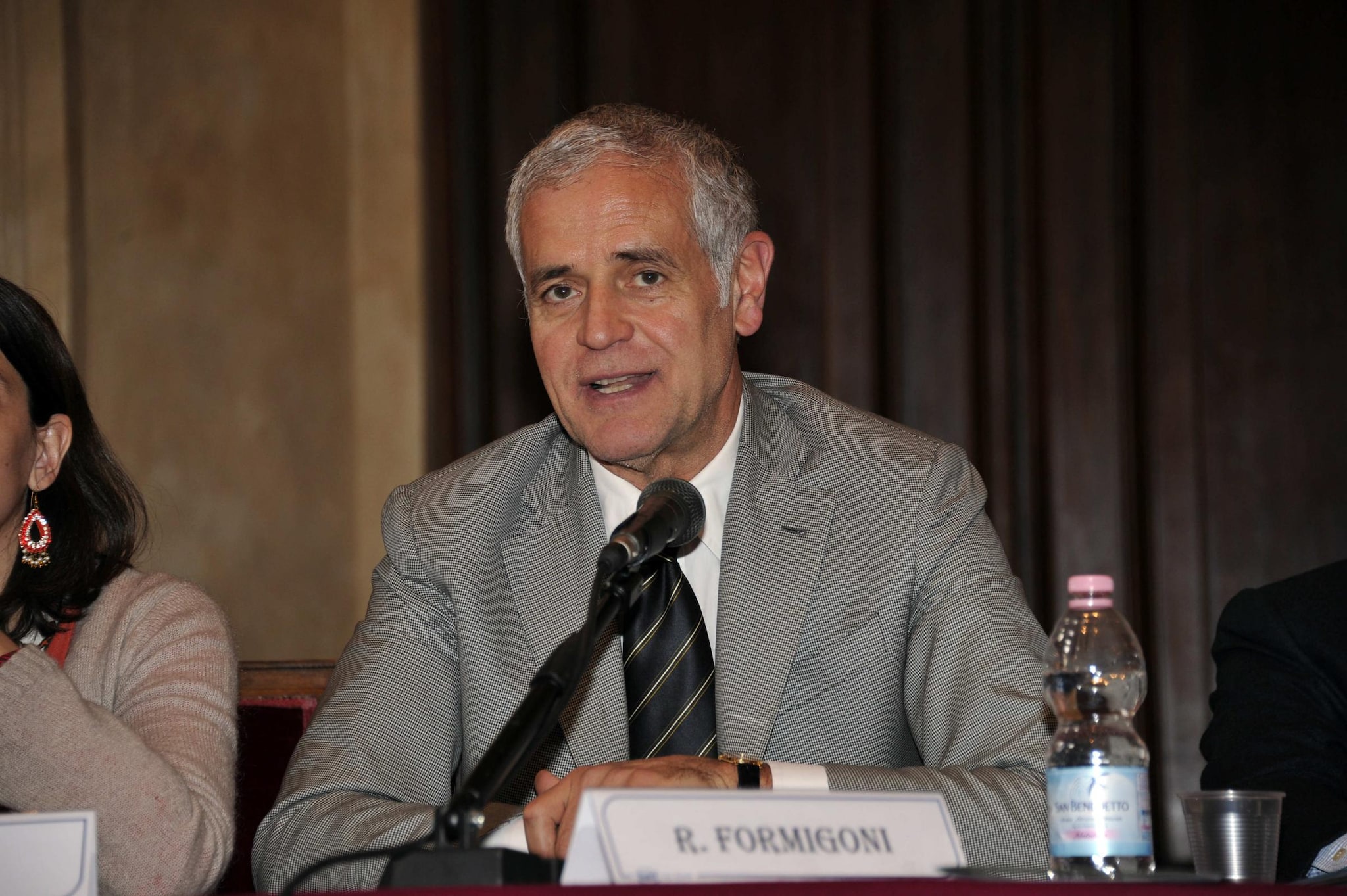 Il presidente della Regione Lombardia ha replicato alle accuse di aver usufruito di viaggi pagati da Pierangelo Daccò, coinvolto nello scandalo della Fondazione Maugeri. E parla di un attacco contro la Regione da cui dovrà difendersi.