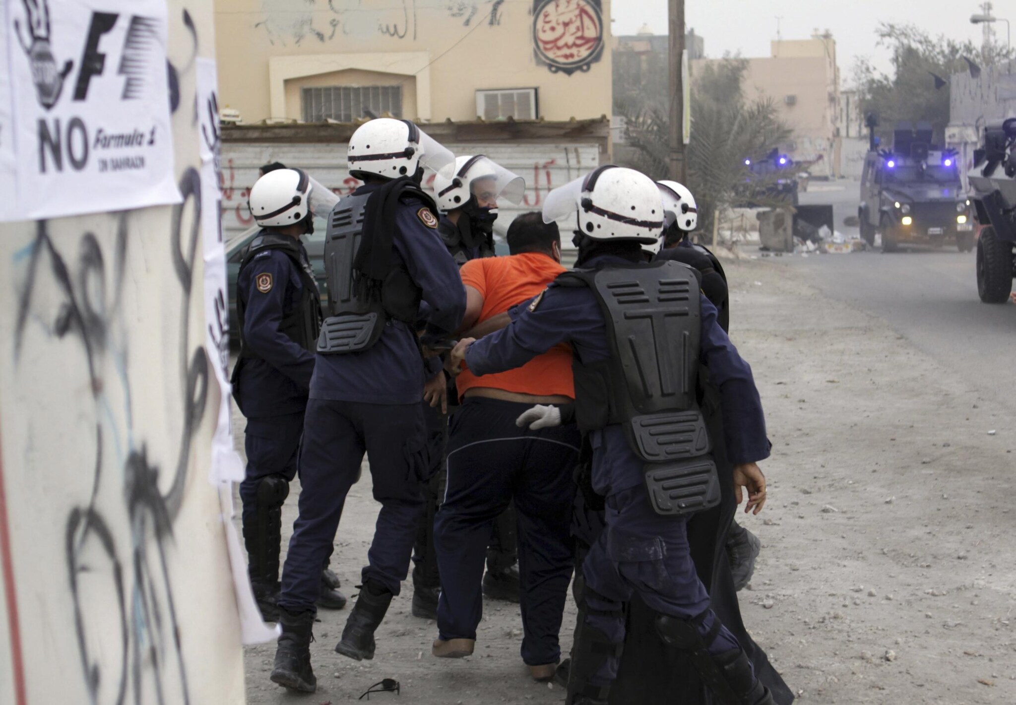 Un manifestante è rimasto ucciso nel corso degli scontri nei villaggi sciiti attorno al circuito, per il principale gruppo d’opposizione è “il primo martire della Formula Uno”. Nella notte i manifestanti sono scesi in piazza.