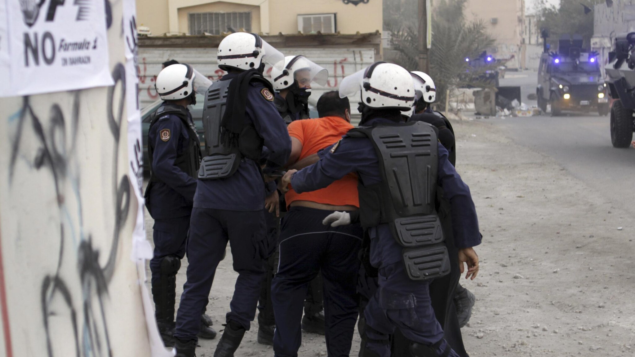 Un manifestante è rimasto ucciso nel corso degli scontri nei villaggi sciiti attorno al circuito, per il principale gruppo d’opposizione è “il primo martire della Formula Uno”. Nella notte i manifestanti sono scesi in piazza.
