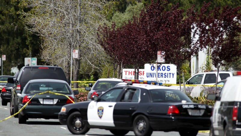 Il killer, un coreano di circa 40 anni, ha aperto il fuoco all’improvviso ed è stato poi bloccato nei pressi dell’università teatro della strage, a Oakland, in California. Il bilancio delle vittime e dei feriti è ancora provvisorio.
