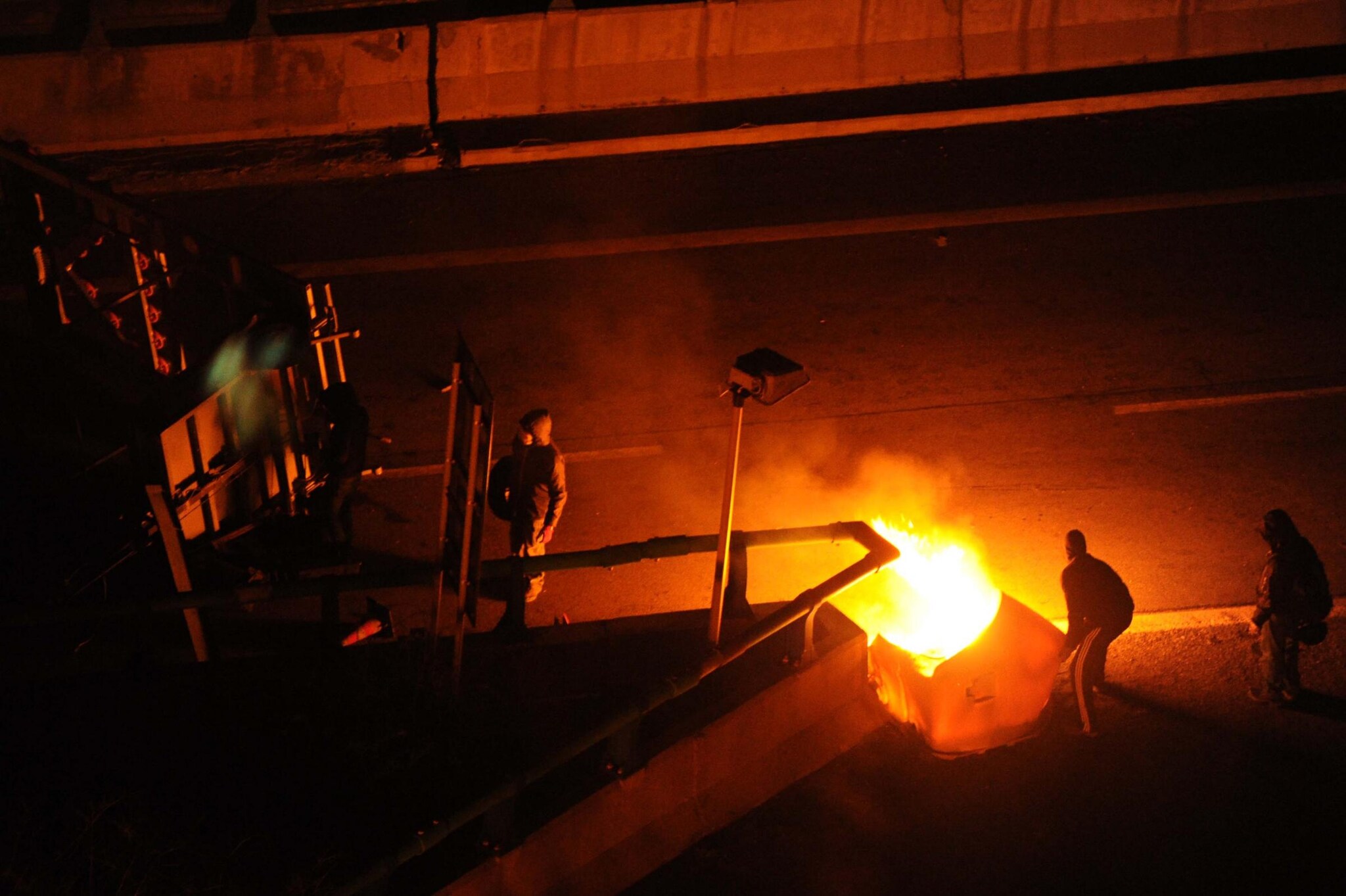 L’autostrada A32 Torino-Bardonecchia è rimasta bloccata fino a stamattina ed è stata teatro di atti di violenza durante la notte. I manifestanti No Tav contro le operazioni degli espropri hanno danneggiato la cabina elettrica e la segnaletica.