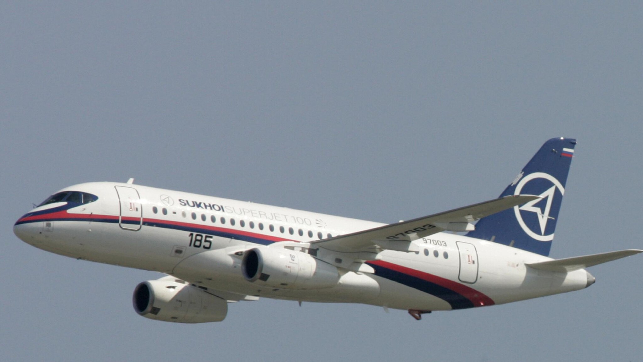 È un Sukhoi, prototipo frutto di una partnership con l’italiana Alenia. Decollato alle 14, doveva rientrare dopo un’ora. I contatti sono stati persi in una zona famosa per la scarsa visibilità dovuta alla nebbia.