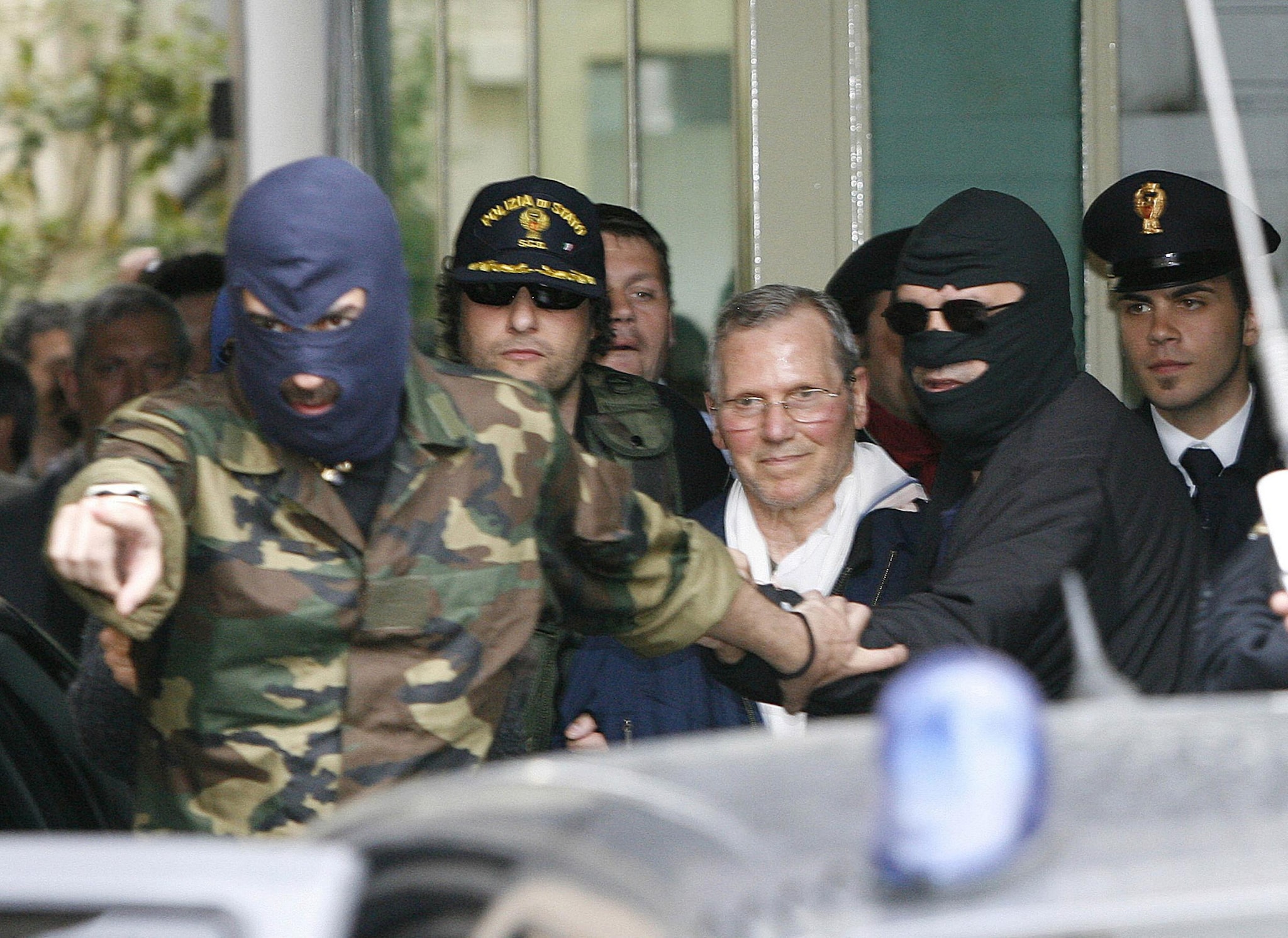 Il boss di Cosa Nostra detenuto a Parma al 41 bis ha cercato di soffocarsi infilando la testa in una busta di plastica ma è stato salvato dai poliziotti del Gom. Il suo legale accusa ma, per il Dap, la sua sarebbe stata solo una messinscena.