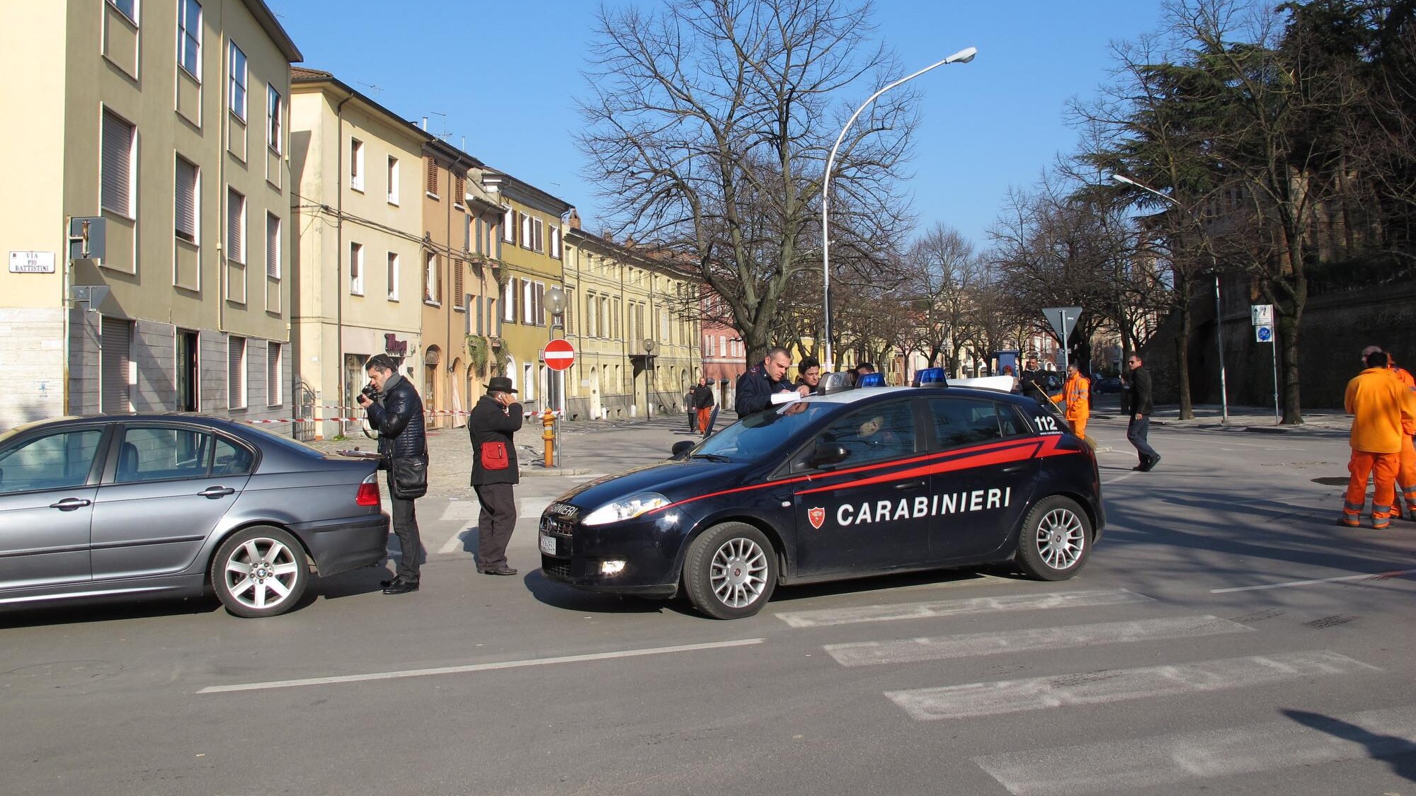 La vittima è una donna barese di 44 anni, stava accompagnando la figlia all’asilo quando è stata raggiunta da due colpi di pistola. La persona sospettata di omicidio è un suo vecchio compagno, in passato denunciato per molestie.