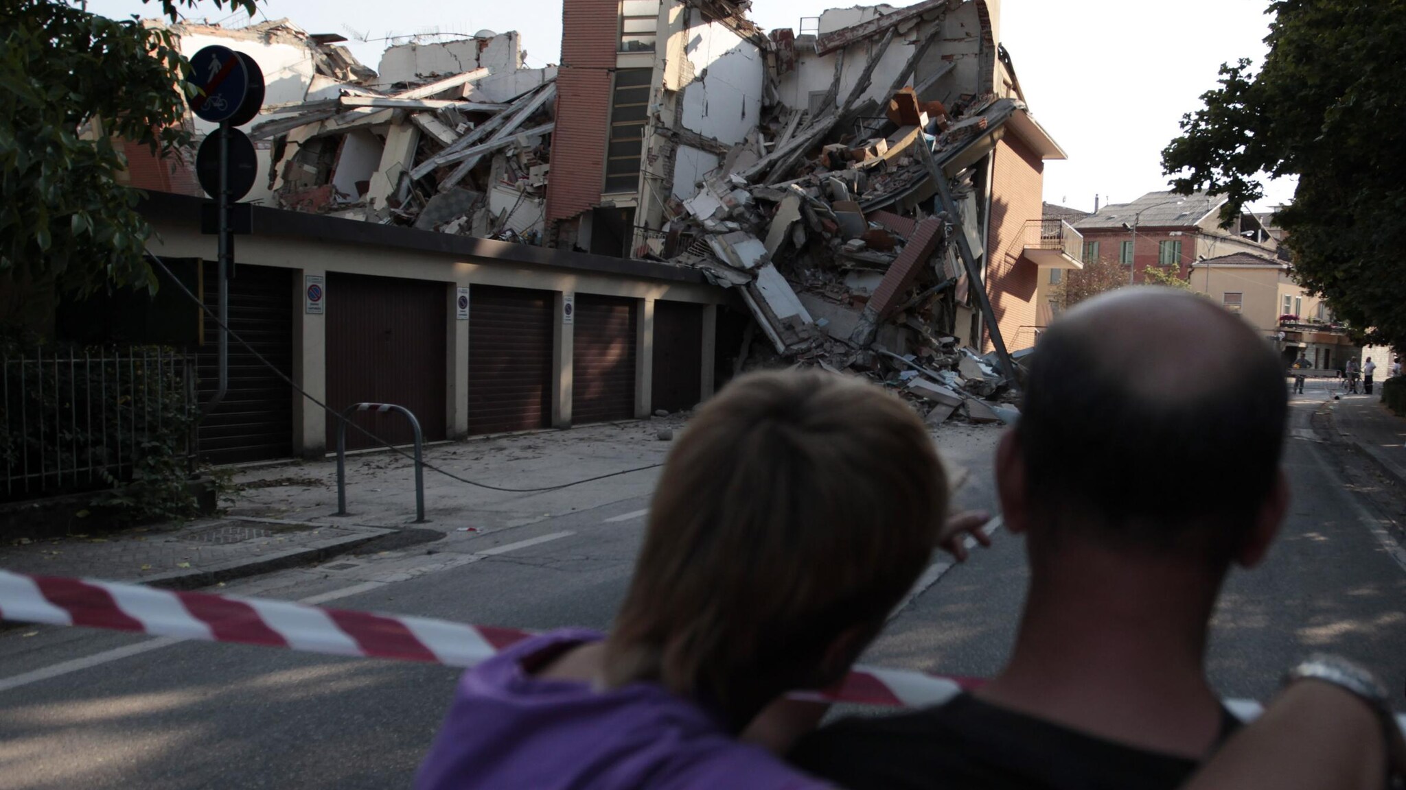 La terra trema ancora nelle zone del nord Italia colpite dal terremoto. I morti accertati nella giornata di ieri sono 16, centinaia i feriti e migliaia gli sfollati. Intanto si continua a cercare tra le macerie.
