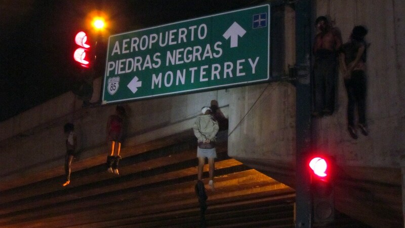 È un’escalation di violenza che ha per protagonisti i narcotrafficanti messicani in guerra per il controllo del territorio. Nella sola città di Nuevo Laredo, in un solo giorno, 23 persone sono state trucidate con metodi orrendi.