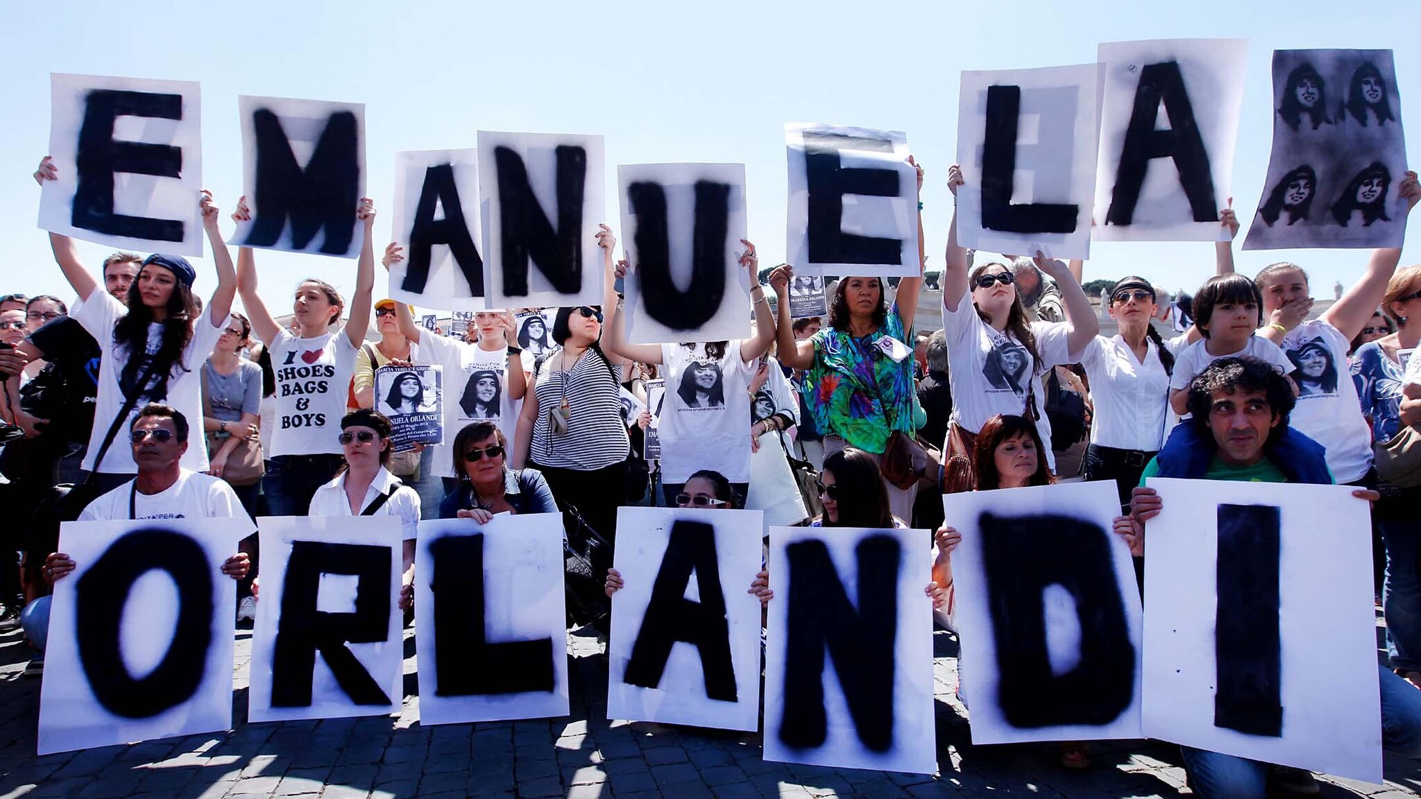 È stata una giornata di emozioni contrastanti quella che ha visto arrivare a Roma tantissime persone per chiedere verità per Emanuela Orlandi, scomparsa nel 1983. Il Papa però non la ricorda nel suo angelus e dalla piazza si alzano grida di proteste.