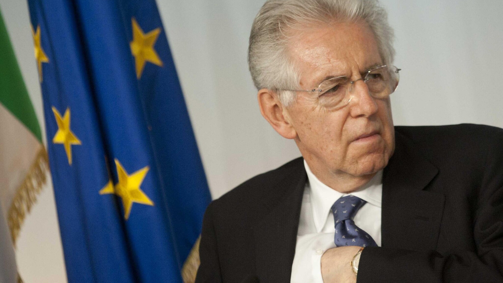 Monti non cita direttamente le agenzie di riscossione ma ringrazia “quei dipendenti che operano con funzioni delicate e impopolari”. Ammette anche la legittimità dell’insofferenza dei cittadini ma determinati ruoli “vanno rispettati”.