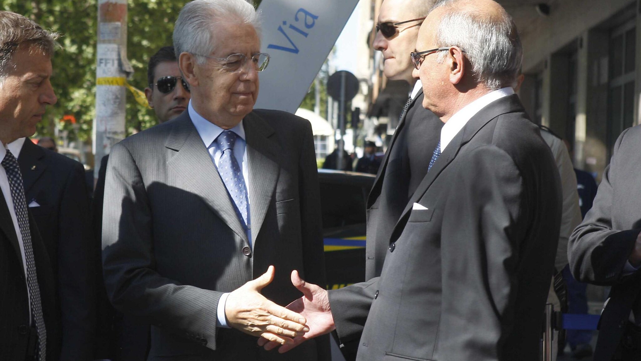 Come previsto il premier ha incontrato i vertici di Equitalia e dell’Agenzia delle Entrate per ribadire il suo sostegno e per ricordare che pagare le tasse è un dovere. Ai dipendenti: “Voi siete diventati a volte vittime di atti violenti e questo non è accettabile”.