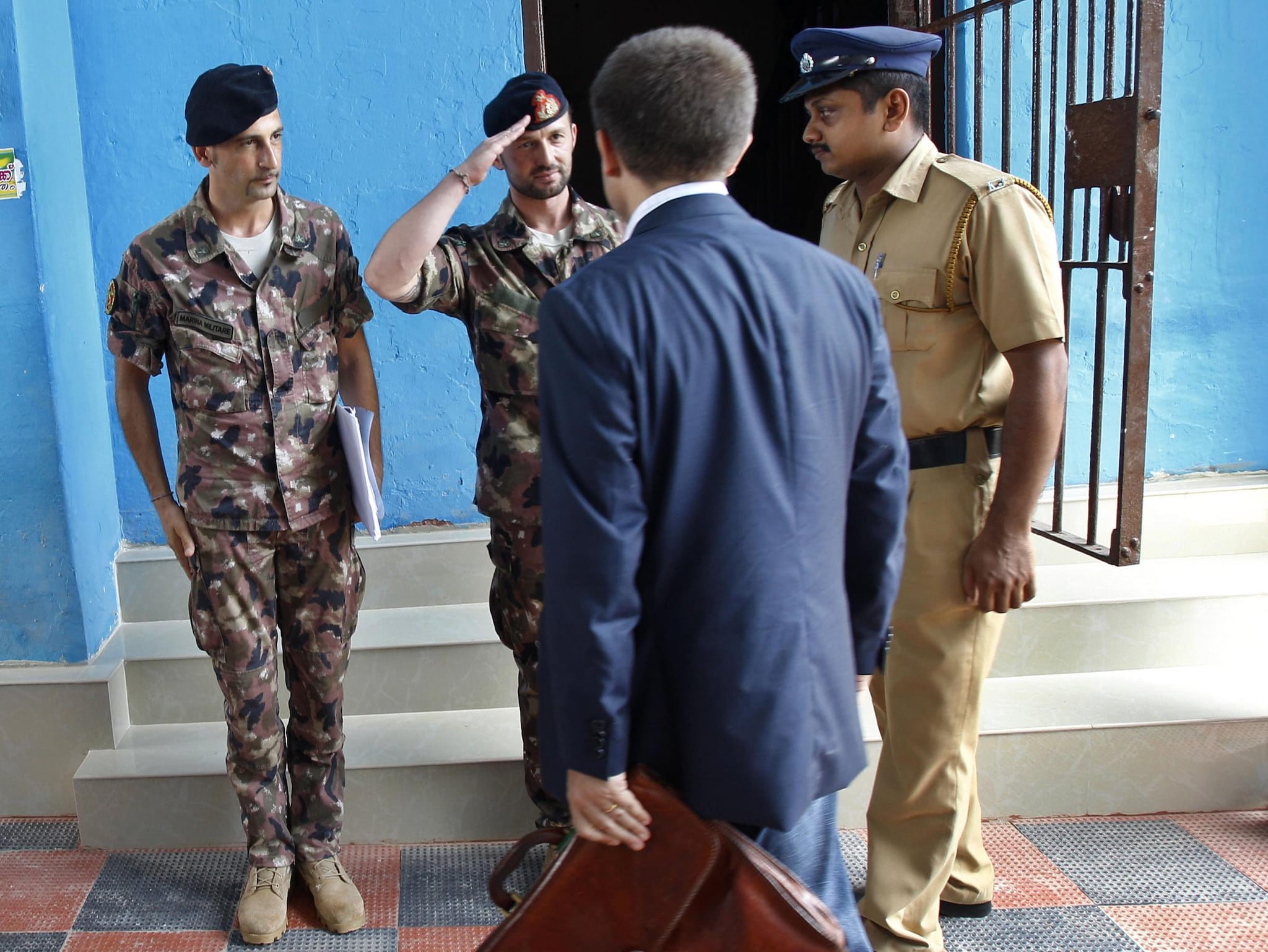 È quanto emerge dalle ultime decisioni in merito alla vicenda dei marò accusati e trattenuti da tre mesi in India. Latorre e Girone, ai quali è stata negata la libertà su cauzione, dovrebbero essere trasferiti in un’altra struttura “di gradimento italiano”.