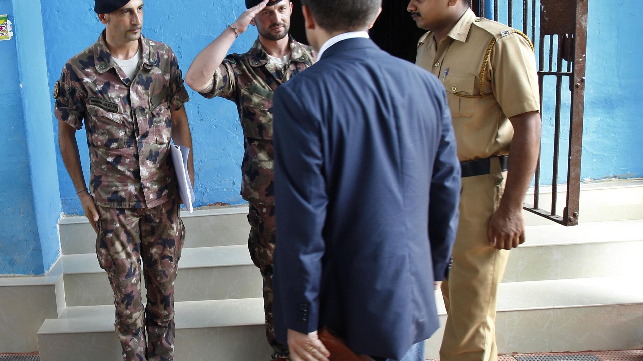 È quanto emerge dalle ultime decisioni in merito alla vicenda dei marò accusati e trattenuti da tre mesi in India. Latorre e Girone, ai quali è stata negata la libertà su cauzione, dovrebbero essere trasferiti in un’altra struttura “di gradimento italiano”.