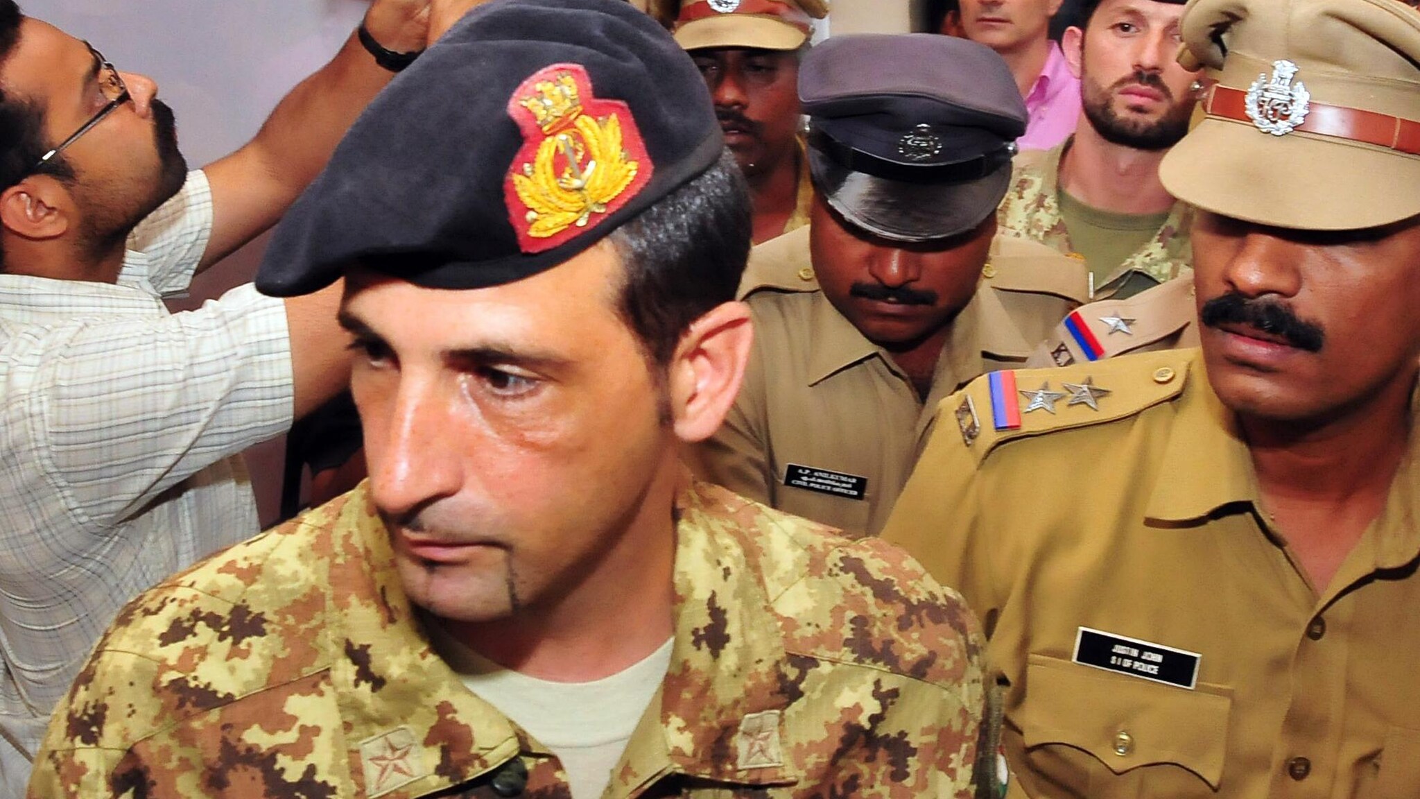 Il dossier della polizia indiana arriva nel giorno precedente alla scadenza del periodo di carcerazione preventiva, il suo contenuto è stato diffuso dalla stampa locale. De Mistura incontra il chief minister del Kerala: “Da lui mi aspetto fatti, non parole”.