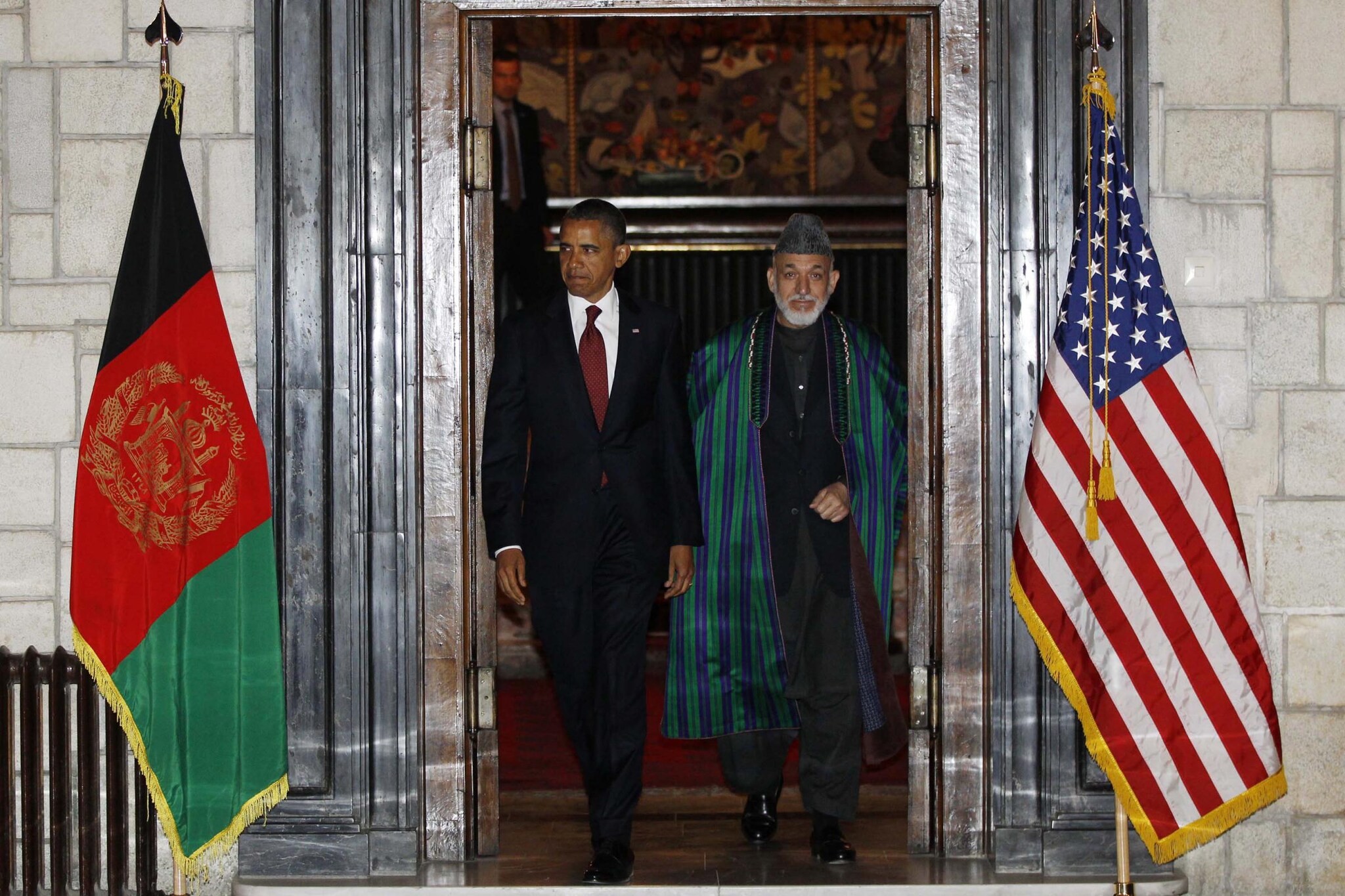 A un anno dall’uccisione di Bin Laden, il presidente Obama va a Kabul, firma un accordo con Karzai e parla in diretta tv all’America dicendo che “la sconfitta di Al Qaida è a portata di mano”. Due ore dopo la sua partenza un attacco scuote il Paese: almeno 6 le vittime.