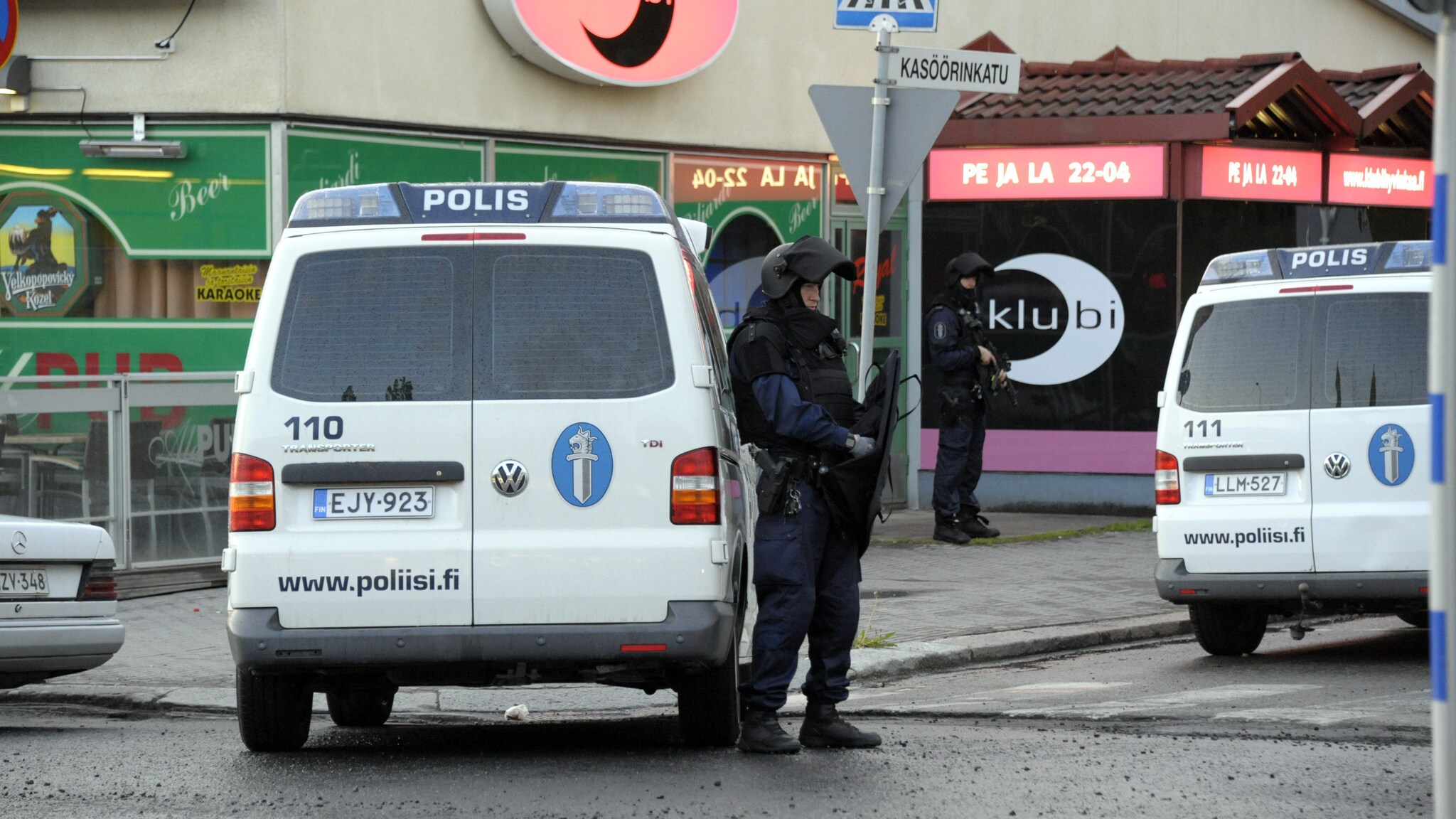 Il folle gesto nella notte nella città di Hyvinkaa, a sud della Finlandia. Il killer, di soli 18 anni, si è appostato sul tetto di una casa alle due di notte e ha iniziato a sparare. Stamane è stato arrestato senza opporre resistenza.