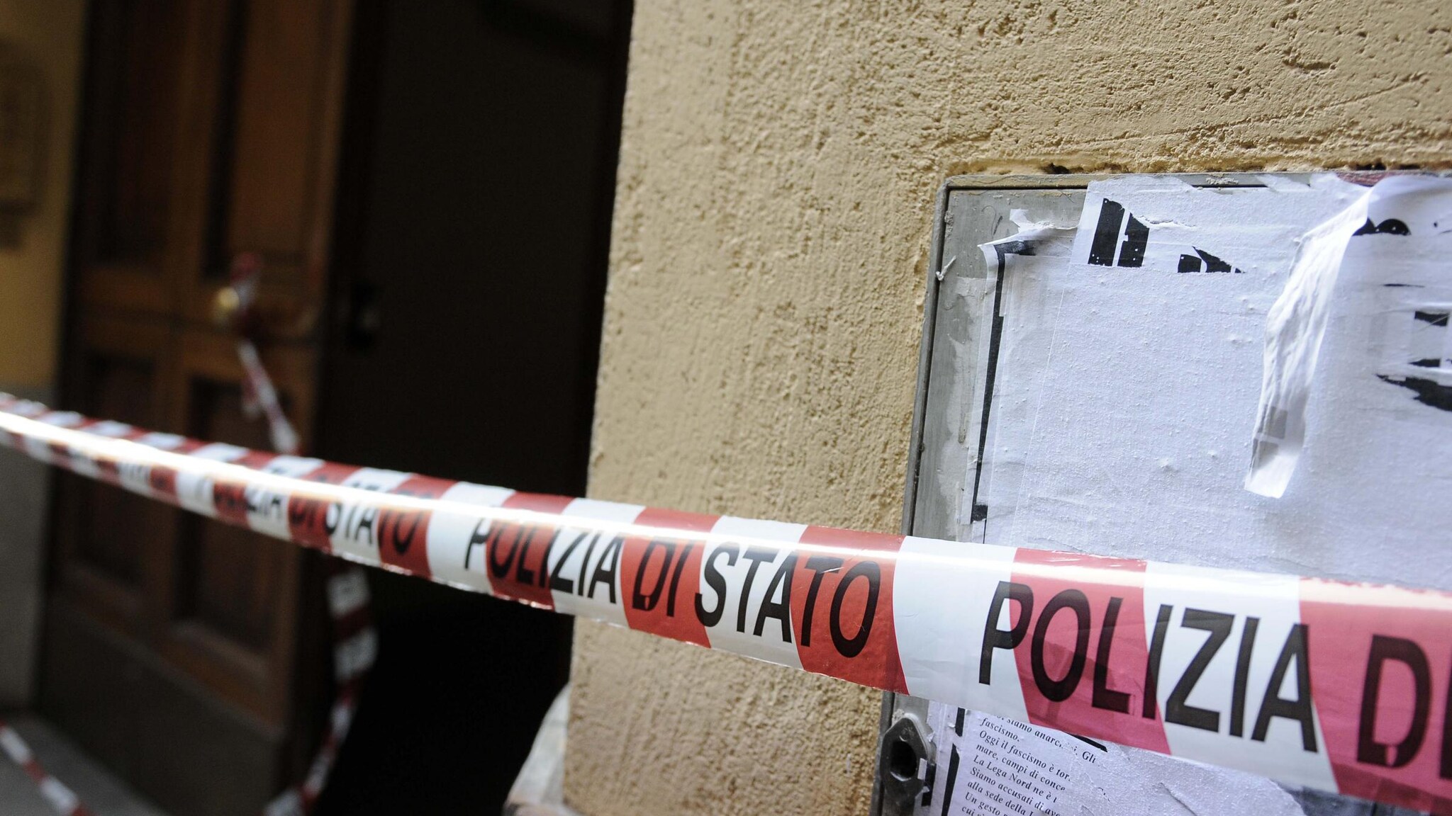 La vittima è Giovanni Saggese, legato al clan dei Ferraiuolo: è stato ucciso a colpi di pistola a Forcella. Le indagini sono in corso, tra le ipotesi forse un regolamento di conti tra clan.