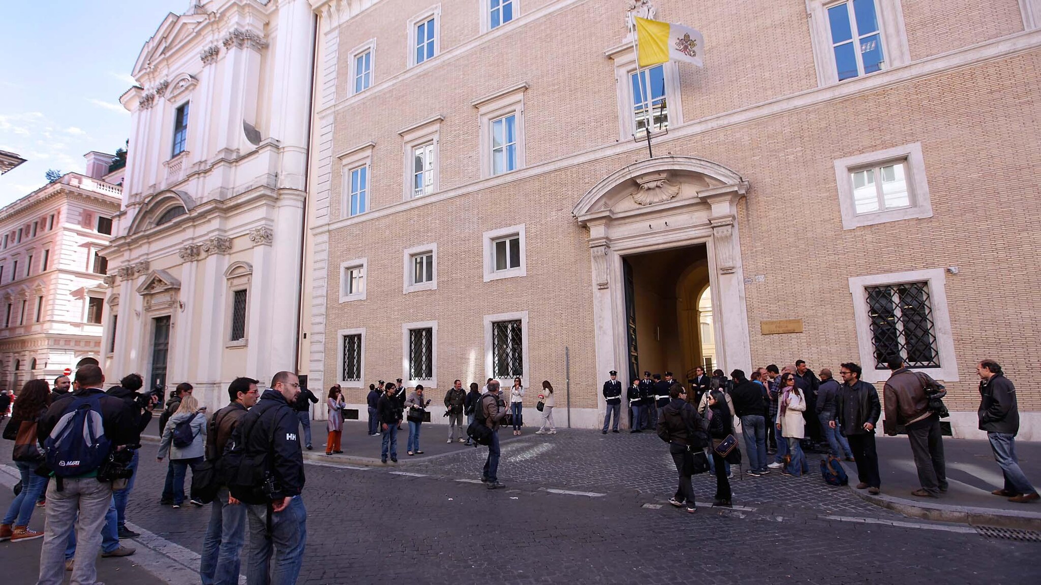 Il nome di “Renatino”, così è meglio conosciuto il boss della Magliana, è da anni collegato a quello di Emanuela Orlandi, la quindicenne scomparsa nel 1983. La sua tomba viene aperta per cercare la verità su Emanuela.