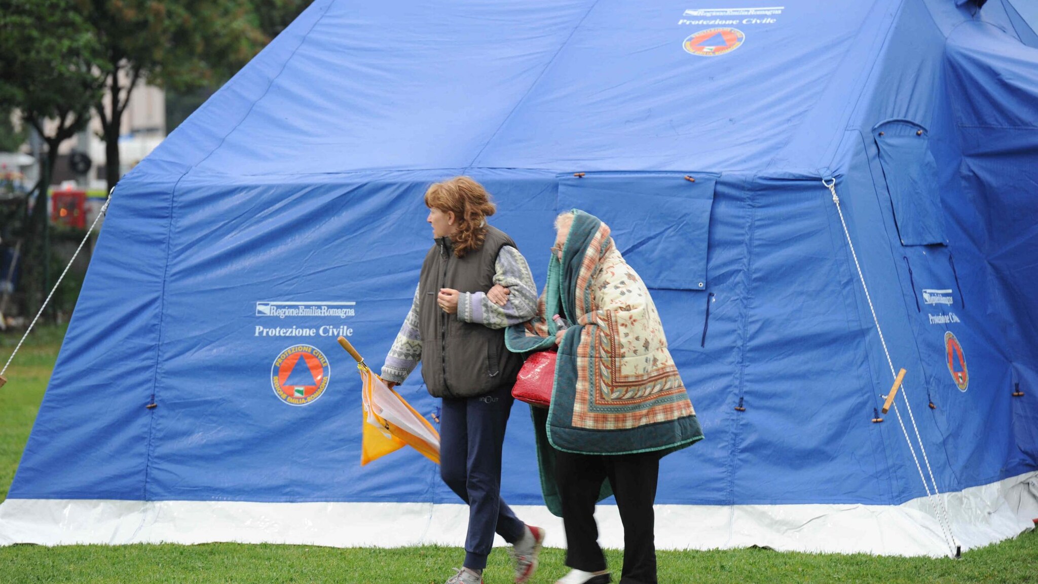 Lo sciame sismico non si ferma, solo questa notte la terra ha tremato 11 volte. Ma si ricomincia a vivere, ricordando le vittime, compiendo gesti quotidiani e ritornando, anche se lentamente, alla normalità. Intanto la terra trema anche al Sud.