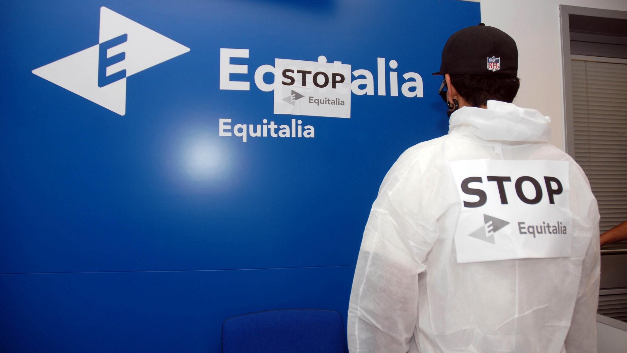 La busta sospetta è arrivata alla sede legale di Equitalia in via Grezzar, subito è stata sequestrata per i controlli. Intanto, mentre la tensione resta alta in tutto il Paese, Monti conferma un incontro per giovedì con i vertici dell’agenzia.