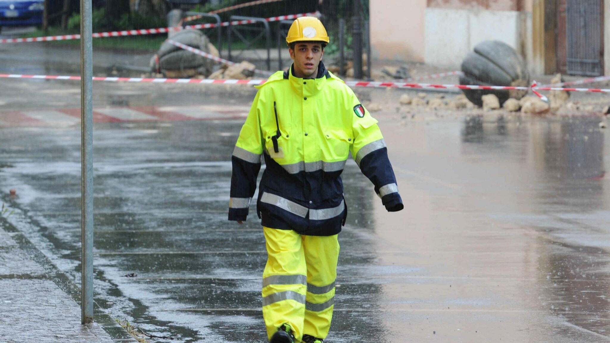 A cinque giorni dal forte terremoto che ha ucciso 7 persone in Emilia Romagna, la procura di Ferrara ha iscritto nove persone nel registro degli indagati. Mentre non si fermano le scosse, sale a 7000 il numero degli sfollati.