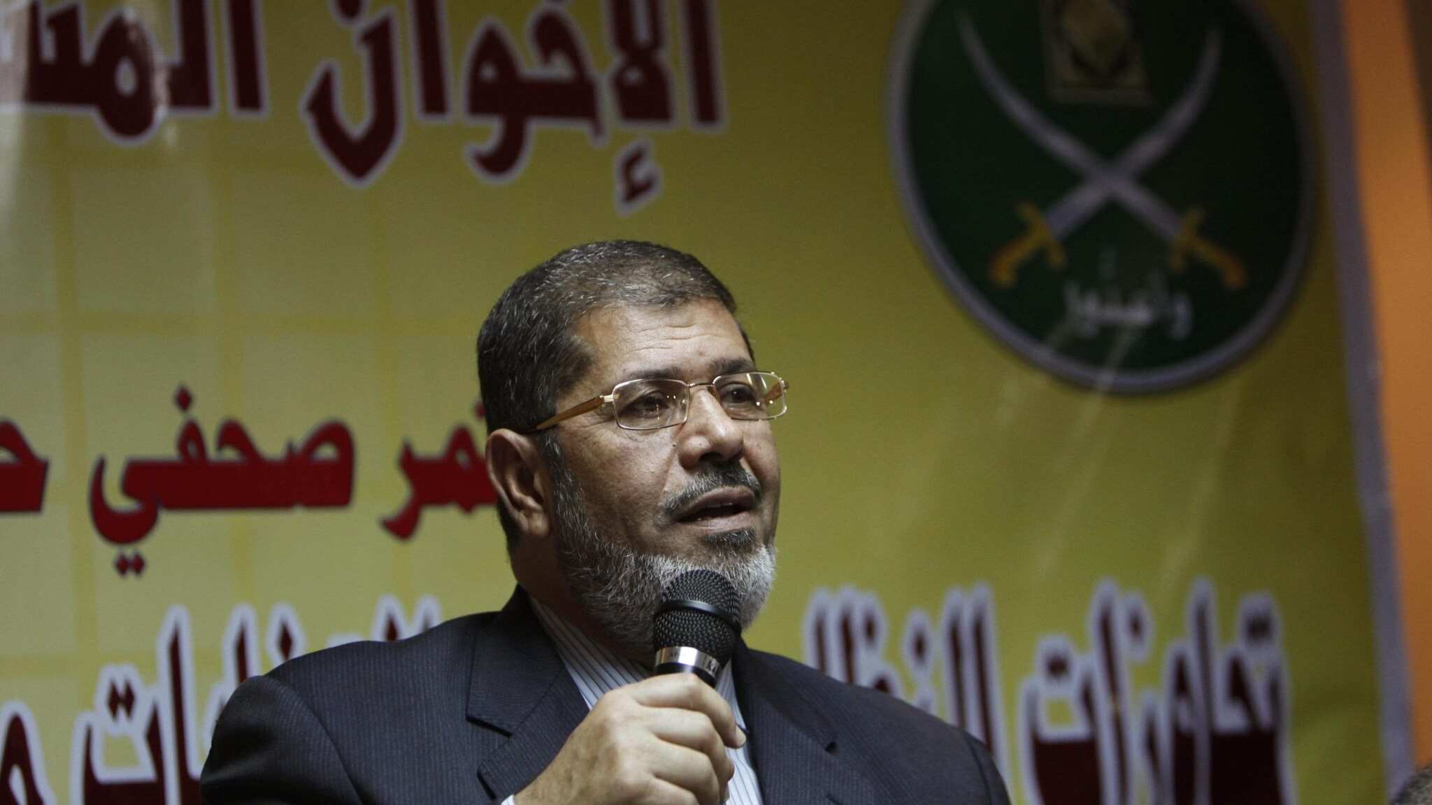 Il candidato dei Fratelli Musulmani ha vinto ottenendo 13 milioni di voti contro Ahmed Shafiq, ultimo primo ministro di Mubarak. I suoi sostenitori in piazza Tahrir stanno ballando scandendo il suo nome.