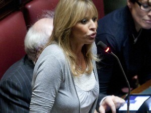 Mente si vota il ddl anticorruzione avviene il “curioso” episodio tra la Mussolini e la deputata della Lega, Carolina Lussana. Quest’ultima porge alla prima due foto del Duce, lei scrive qualcosa e le restituisce.