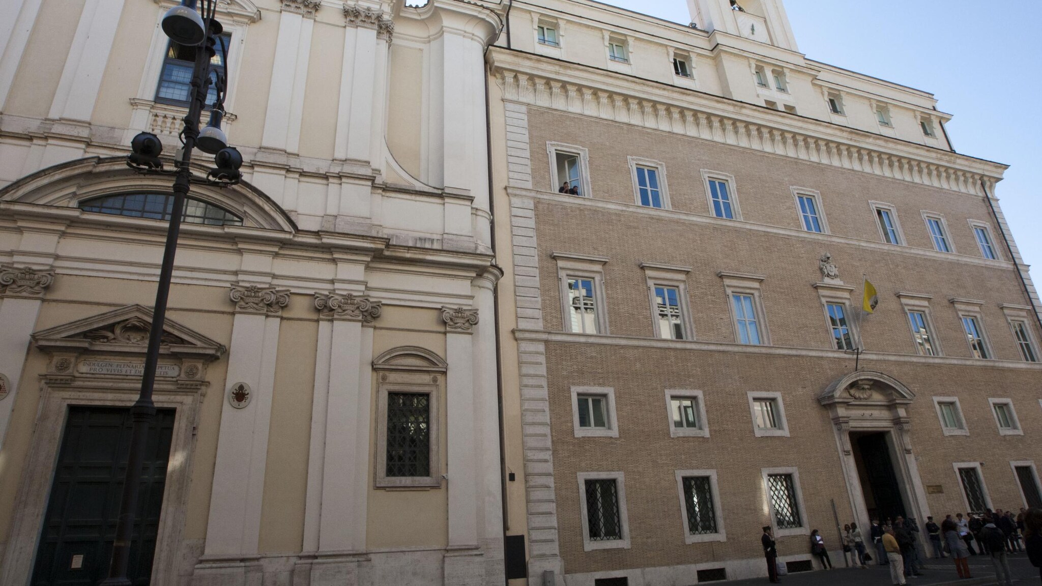 Il suo feretro è stato trasportato via dalla chiesa di Sant’Apollinare questa mattina presto, alla presenza della moglie e dei suoi fratelli. Si chiude così una vicenda, da tempo associata alla scomparsa di Emanuela Orlandi, che per molti anni ha fatto discutere.